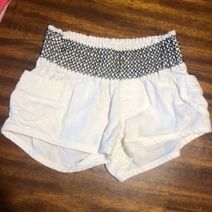 White Lenin shorts with side pockets. Size small.